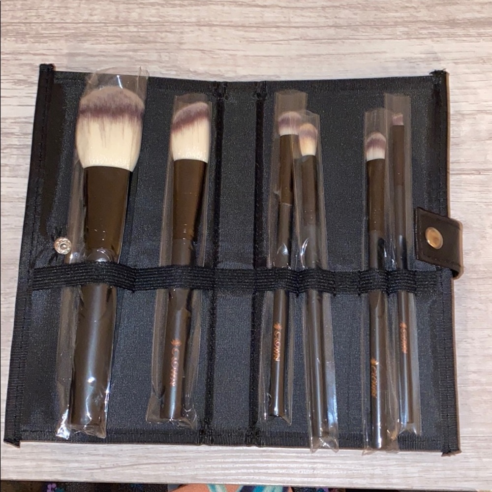 Crown makeup brush set